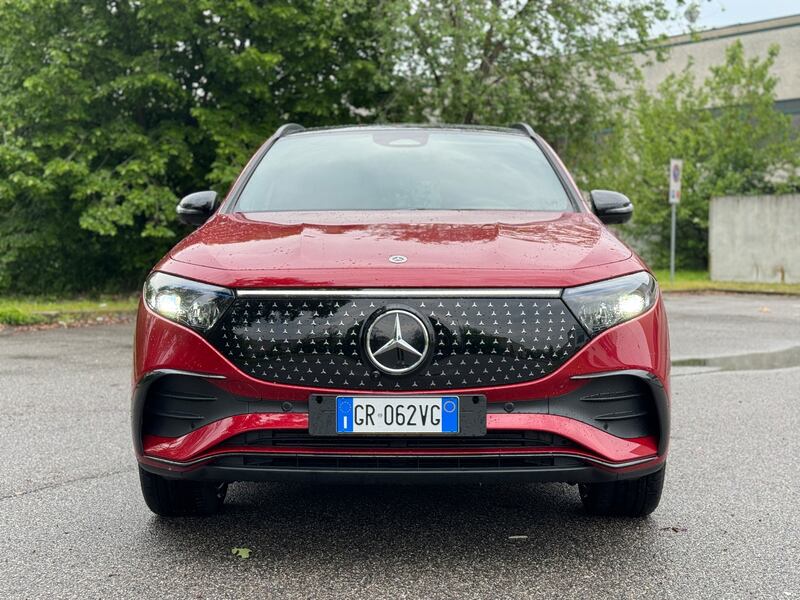 Mercedes EQA 300 4Matic: guarda la gallery del crossover elettrico premium 4