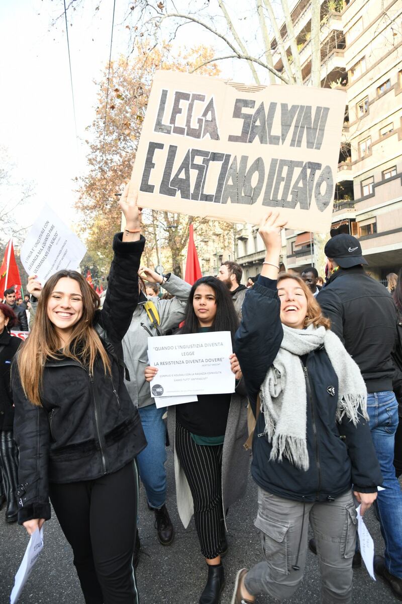 Milano, scende in piazza il corteo contro la chiusura del centro di via Corelli e il decreto Salvini 2