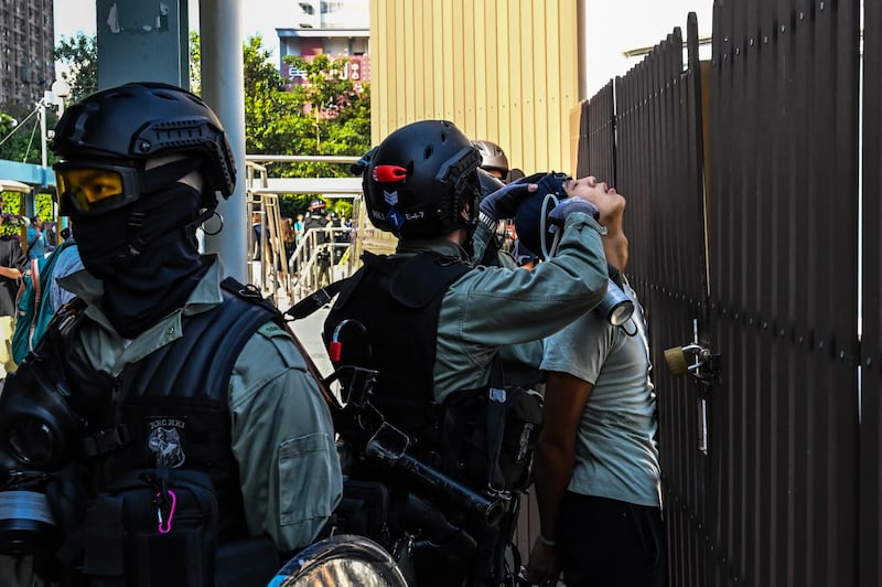 Hong Kong, agente spara a un manifestante 5