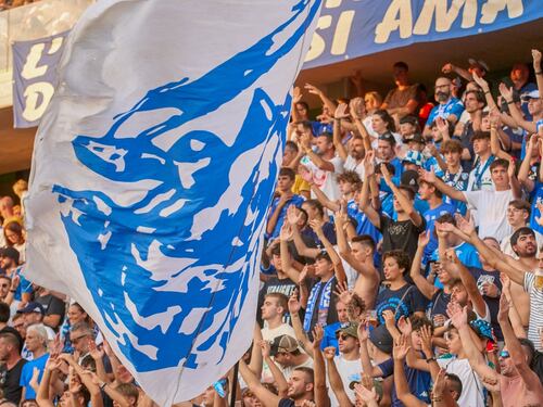 Al bar con la maglia dei rivali, tifosi locali gli spaccano la faccia