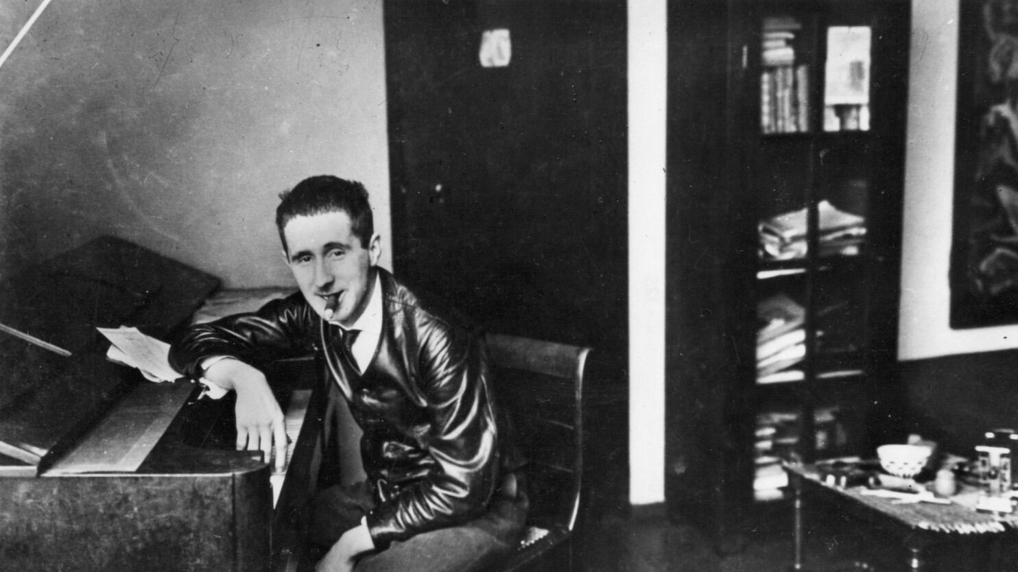 Il "cinese" Bertolt Brecht contro l'ipocrisia (e il leccapiedismo) del realismo socialista