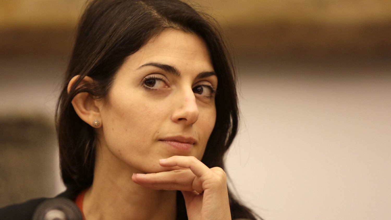 Scudo per salvare la Raggi e far dimenticare l'inchiesta