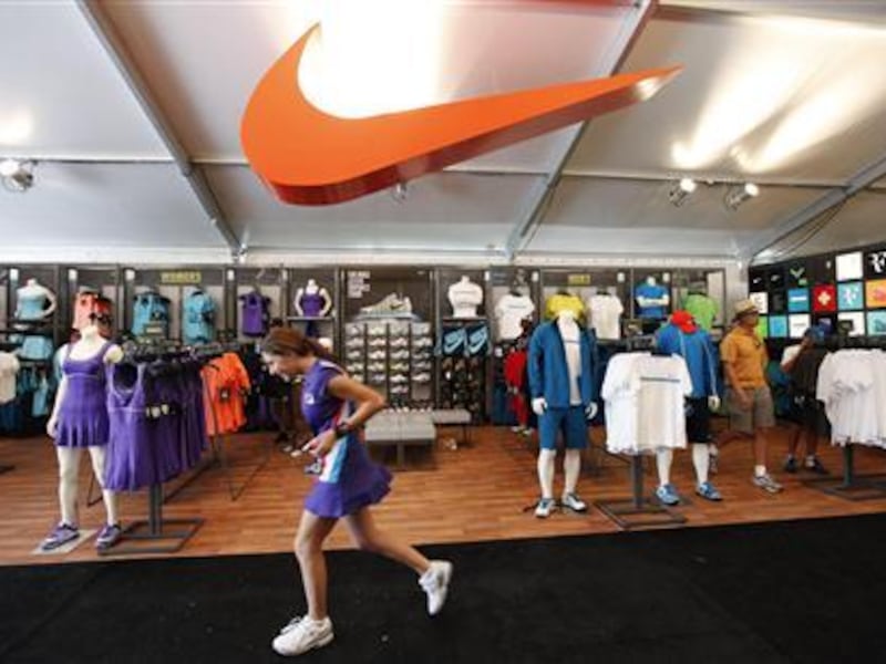 “Go woke, go broke”. Il tonfo di Nike tra Borsa, boicottaggi e fuga dei campioni
