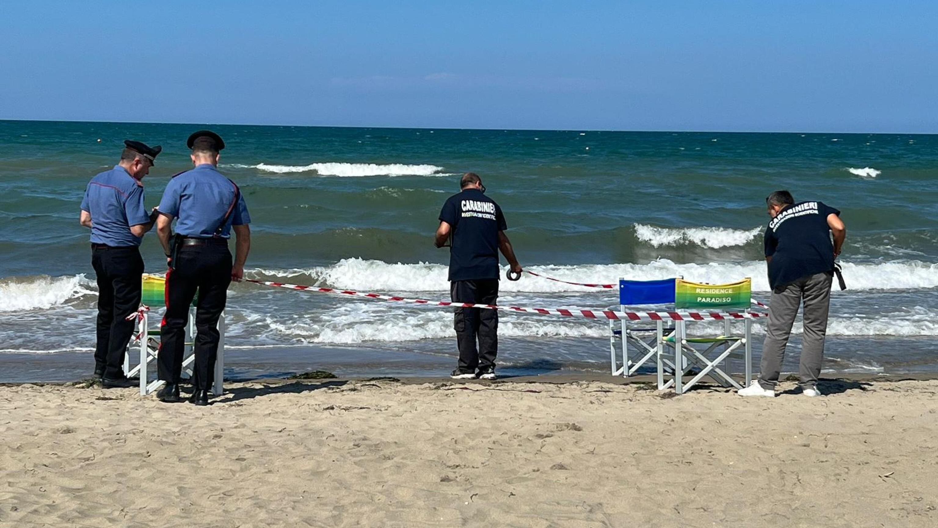 San Vincenzo, si tuffa per salvare due persone, ma muore risucchiato dalla corrente