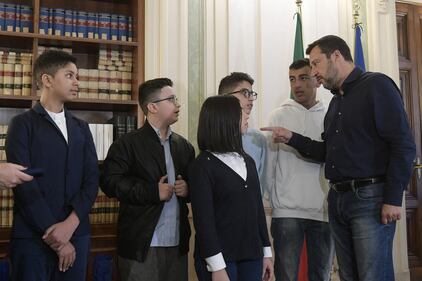 Il ministro degli interni incontra i 5 studenti e i 12 carabinieri coinvolti nel dirottamento dello scuolabus 6