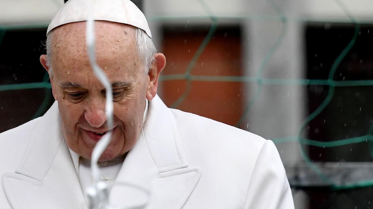 Papa Francesco tra religione e politica: "Difendere i migranti non è da comunisti"
