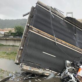 Genova, le immagini choc dei soccorsi 1