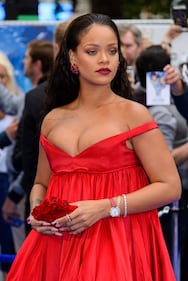 Rihanna, sexy scollatura sul red carpet 11