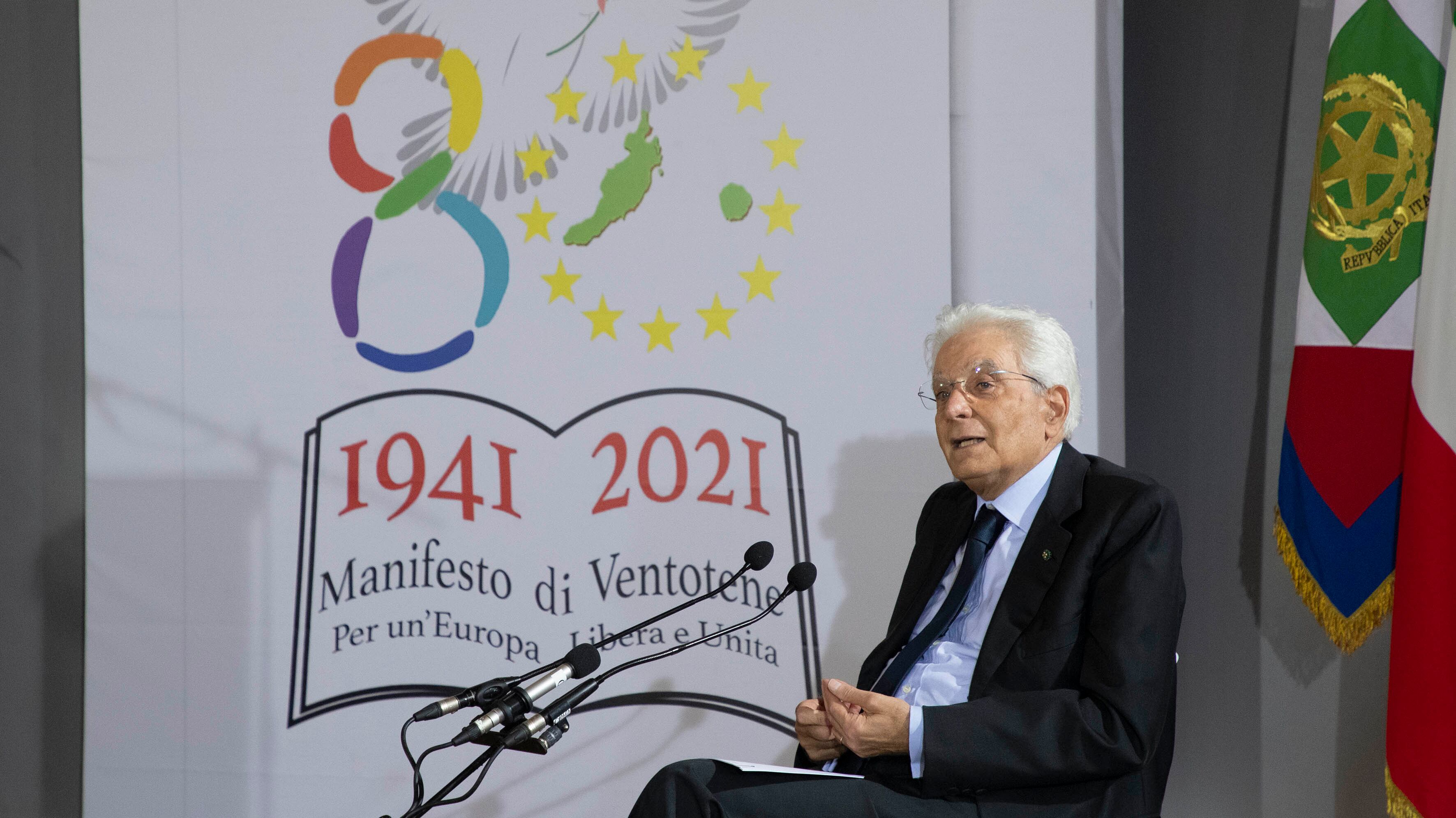 Mattarella striglia l'Ue: "Assente, sconcertante il no all'accoglienza"