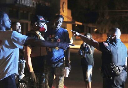 Usa, la protesta in ricordo di George Floyd si trasforma in rivolta e caos 10