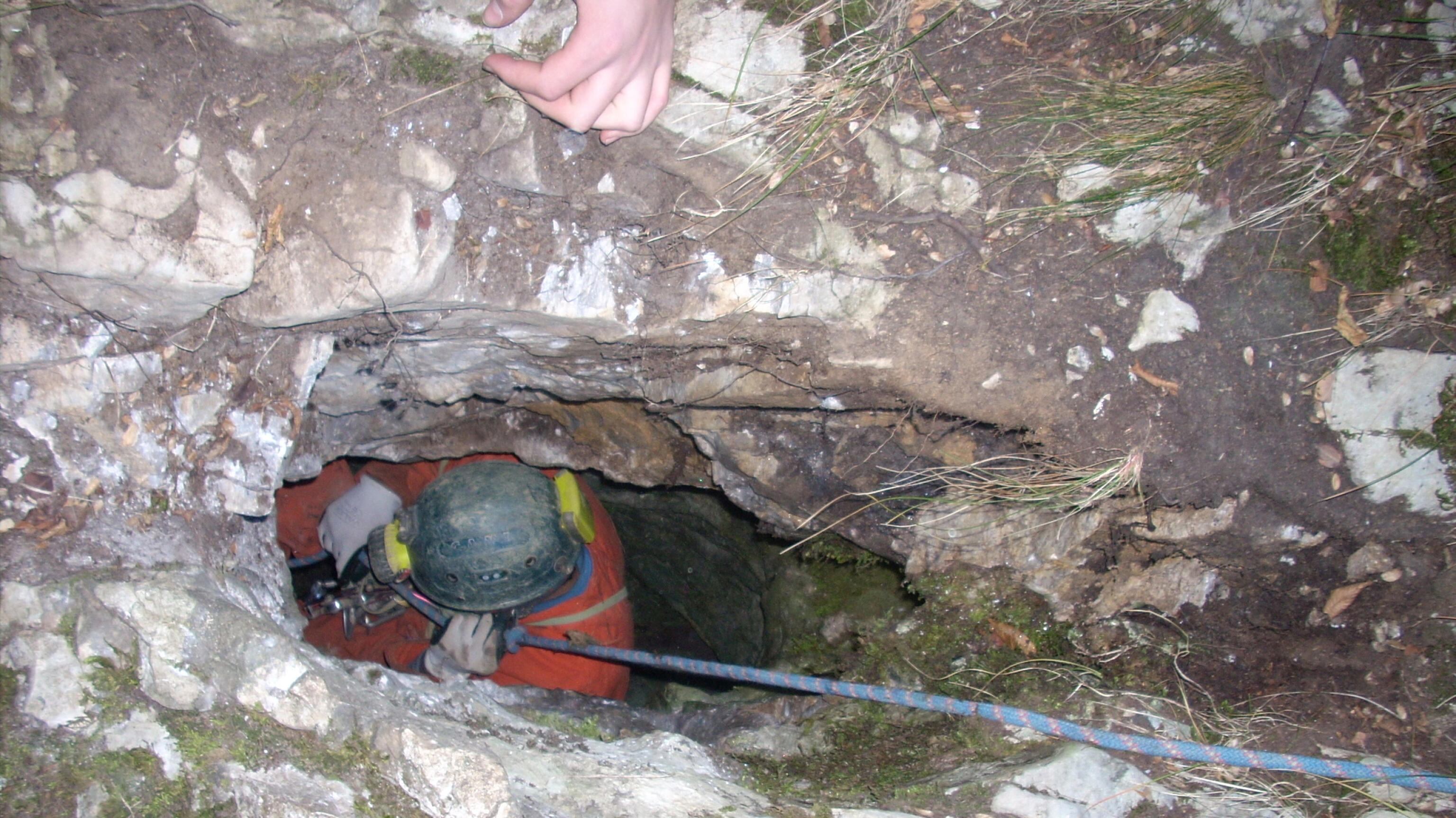 Speleologo intrappolato a 120 metri, salvato dopo 12 ore in una grotta nel cuneese 