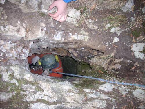 Speleologo intrappolato a 120 metri, salvato dopo 12 ore in una grotta nel cuneese
