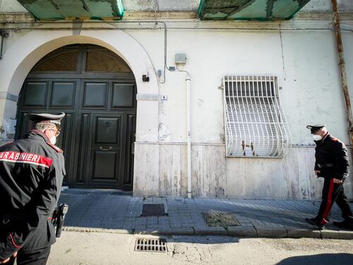 La colpisce in testa con un bastone per violentarla: arrestato nigeriano
