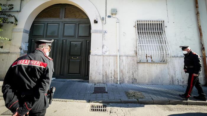 La colpisce in testa con un bastone per violentarla: arrestato nigeriano