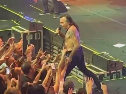 Piero Pelù cade durante il concerto e batte la testa: come sta il cantante