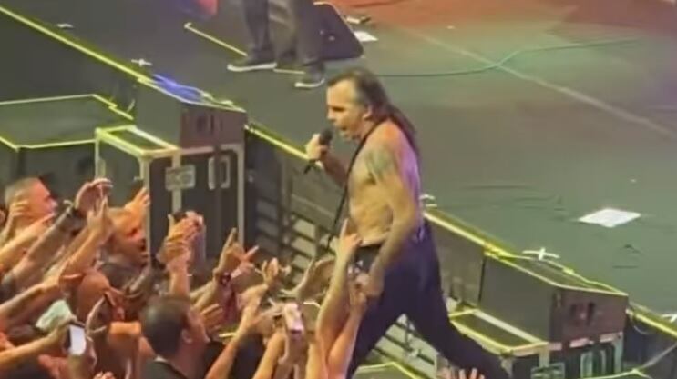 Piero Pelù cade durante il concerto e batte la testa: come sta il cantante