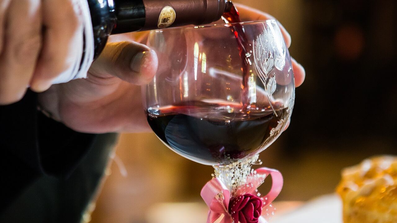 Chi beve vino rosso ha un apparato digerente più sano