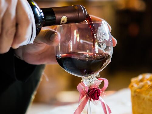 Chi beve vino rosso ha un apparato digerente più sano