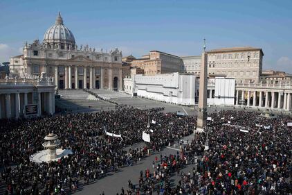 I fedeli abbracciano il Papa 6