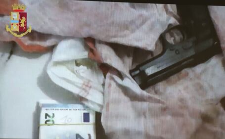 Milano, arrestato il poliziotto pusher in affari con gli spacciatori 8
