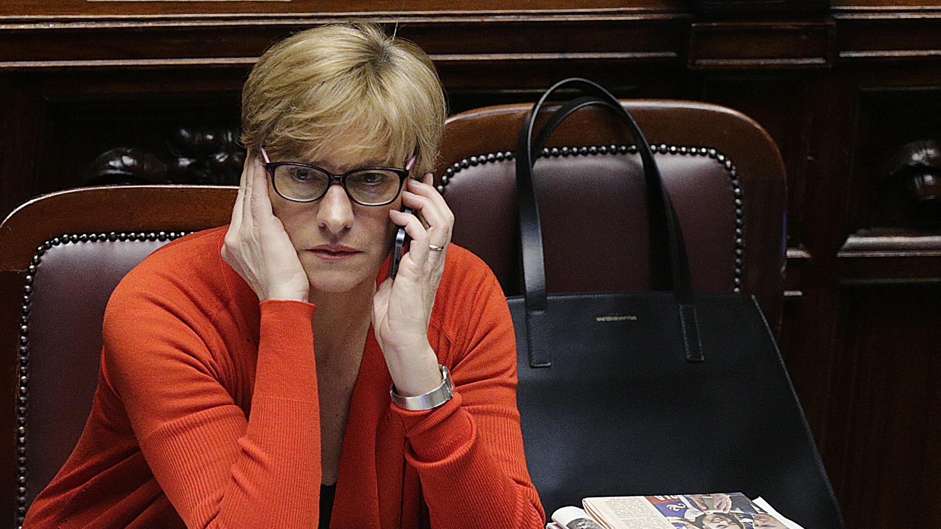 Tagli, il ministro Pinotti ai militari: "State sereni". F35, Pd: "Non sono inutili"