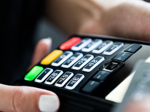 Pos, transazioni sotto i 10 e i 30 euro: cosa cambia ai pagamenti