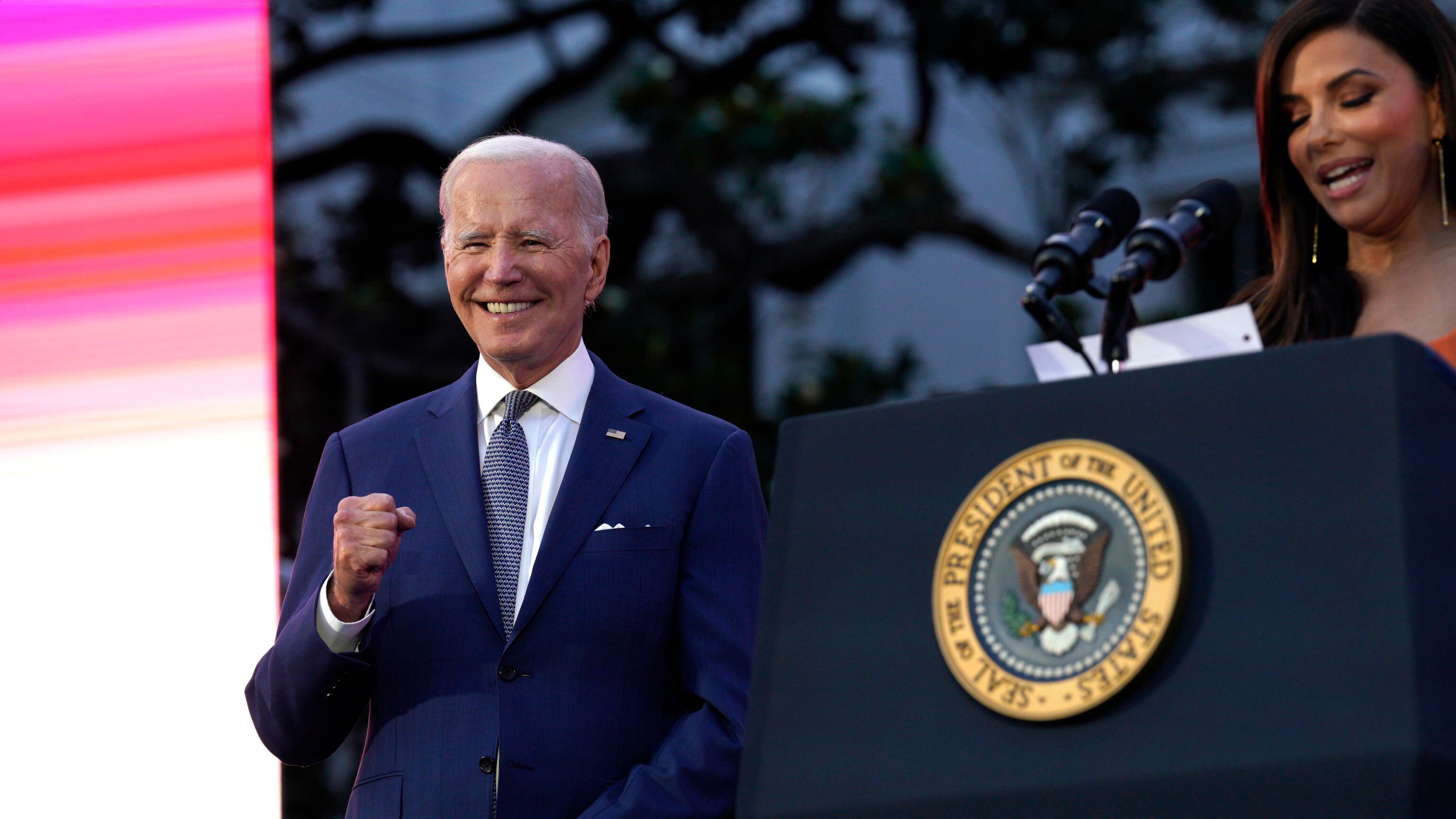 "Dio salvi la Regina". L'ennesima inspiegabile gaffe di Joe Biden