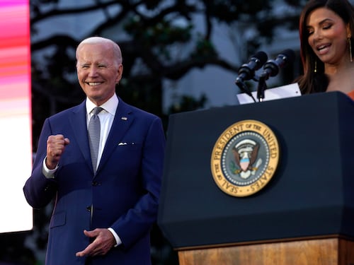 "Dio salvi la Regina". L'ennesima inspiegabile gaffe di Joe Biden