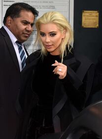 Kardashian cambia look: caschetto biondo platino 15