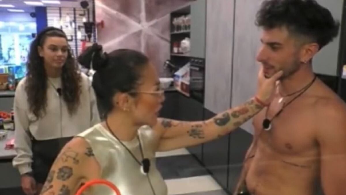 "Il sushi no", "È integrazione". La scena tra Rosy e Garibaldi fa infuriare il web