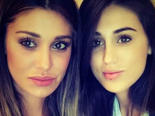 Belen Rodriguez balla con la sorella Cecilia. Sui social è pioggia di critiche