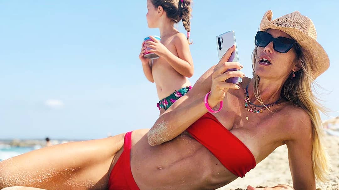 La accusano di sbandierare sui social i suoi problemi. E la Santarelli perde le staffe: "Maleducati!"