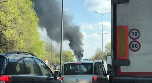 Dà fuoco a un autobus nel milanese: il rogo in strada 4