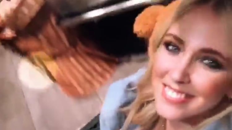 Fedez fa il party al supermercato E scatena la bufera per gli sprechi