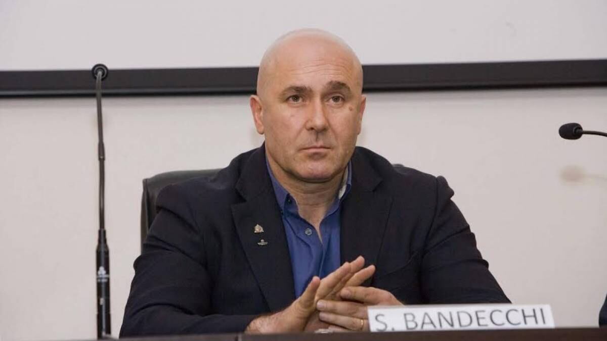 "Un uomo normale guarda il cu... di una donna e ci prova". Ed è bufera sul sindaco Bandecchi