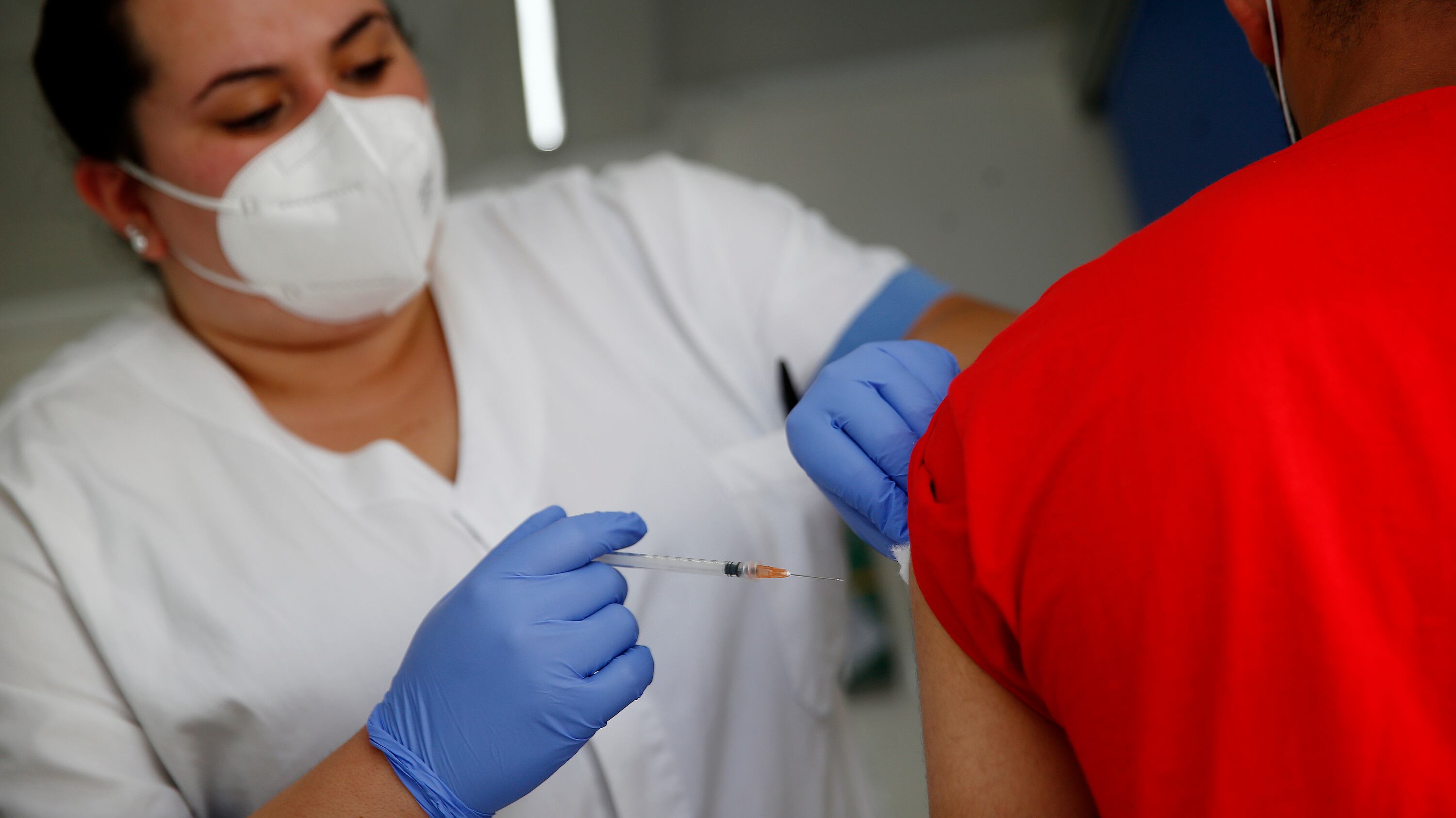 "Con i vaccini il rischio di morire scende del 96%": i dati dell'Iss