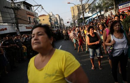 Rio, in attesa della torcia olimpica tra feste e proteste 6