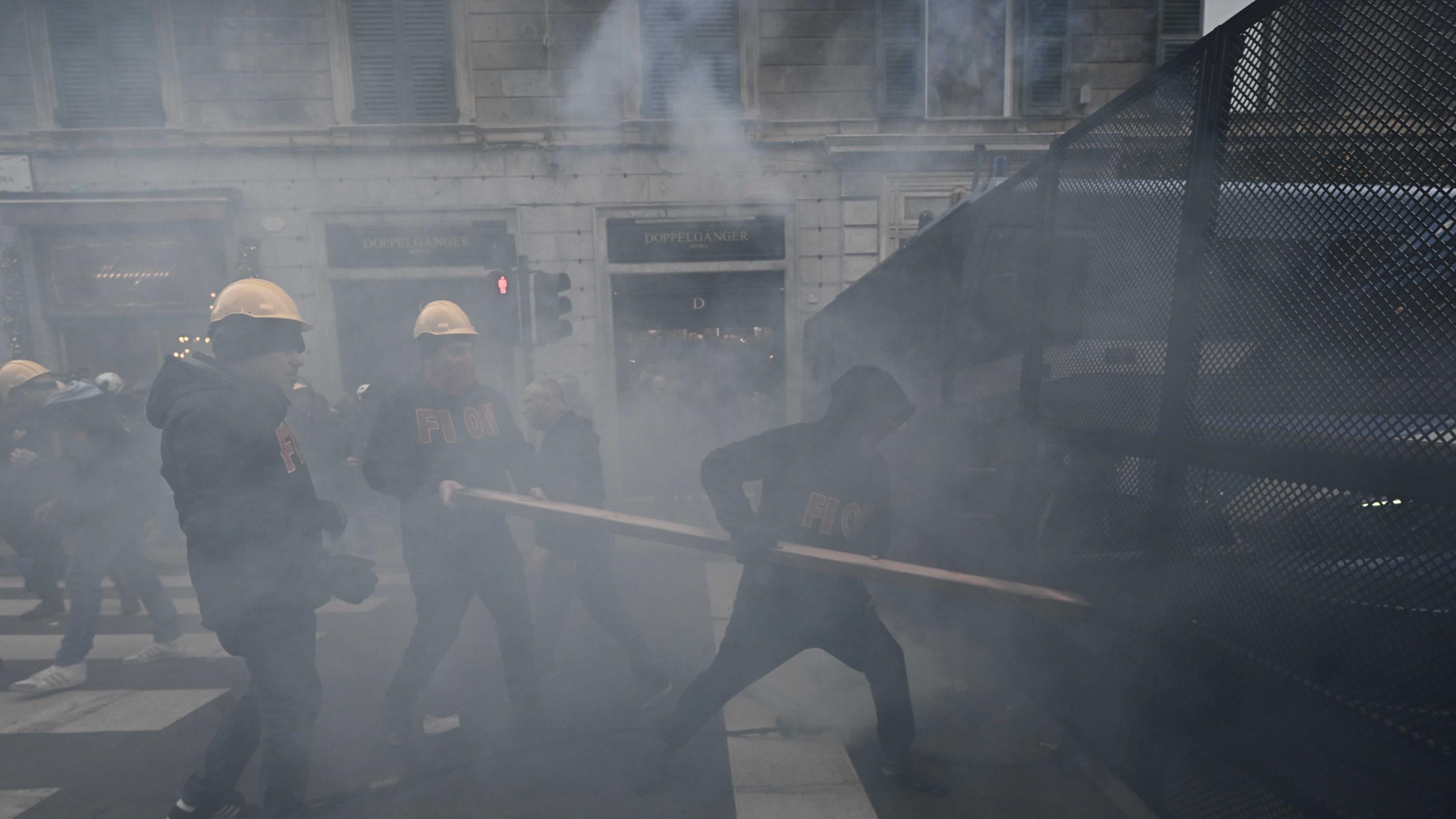 Di Cesare: "Lavoro respinto a manganellate". Ma a Genova non ci sono state cariche