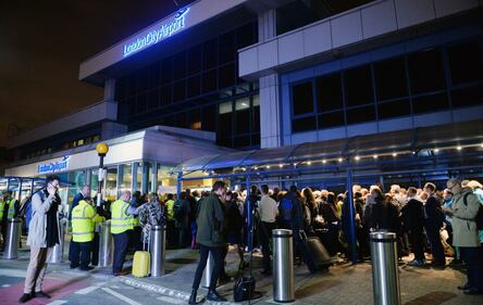 Fuga di sostanze chimiche: evacuato l'aeroporto di Londra 4