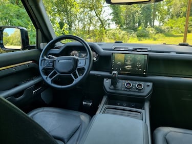 Land Rover Defender 130: guarda la gallery  12