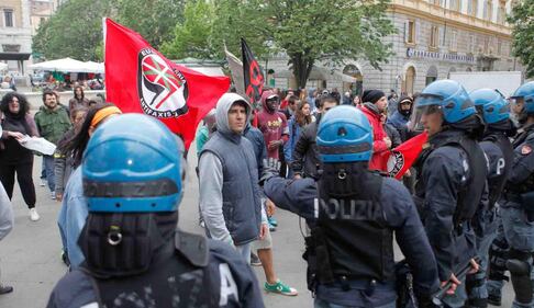 Uova e bottiglie contro Salvini 1