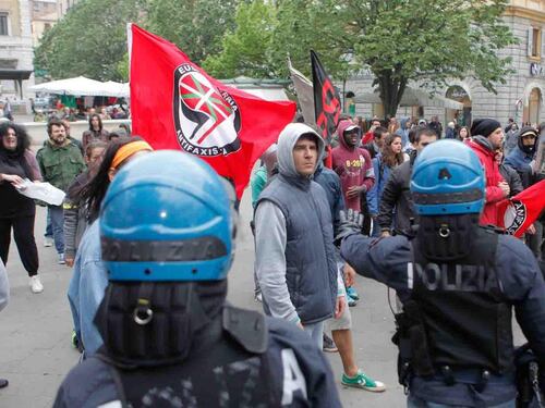 Uova e bottiglie contro Salvini