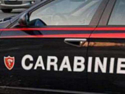 Brescia, minaccia di morte i vicini e la loro bambina di tre anni: in casa un arsenale e droga