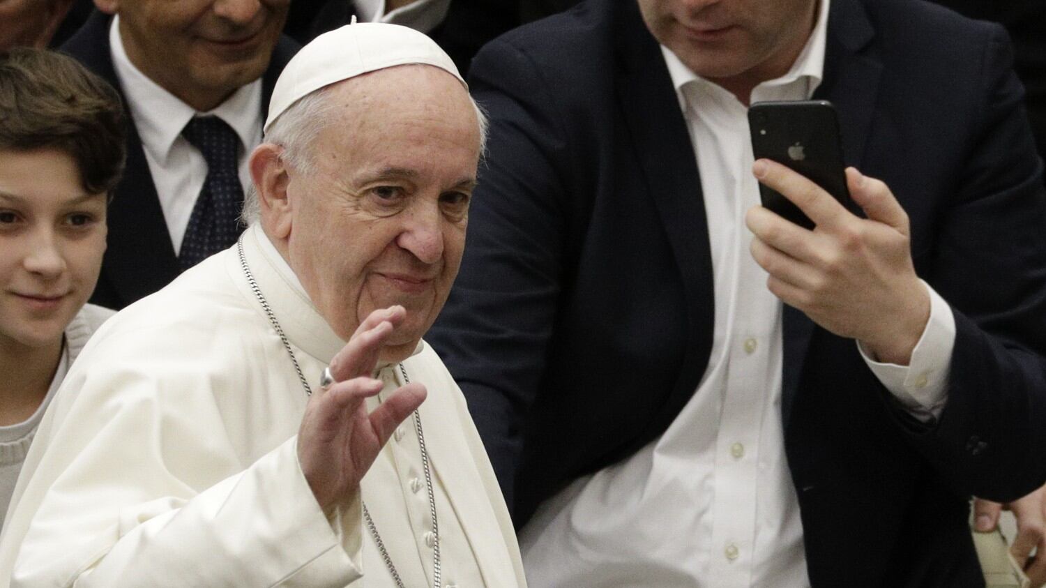 Il Papa chiede la guarigione sotto la croce dei miracoli