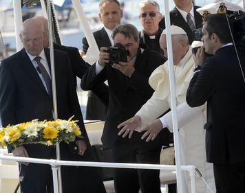 Una corona di fiori per ricordare i morti negli sbarchi 2