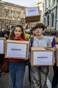 Manifestazione del Block Friday prende come bersaglio Amazon 3