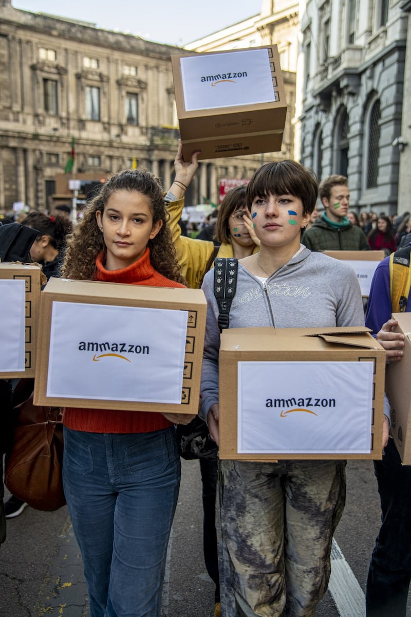 Manifestazione del Block Friday prende come bersaglio Amazon 3