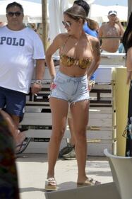 Malena a Milano Marittima mentre si fa le ciglia 7