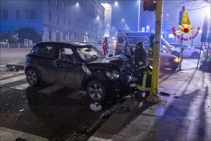 Pauroso incidente stradale tra due auto in viale Bligny, a Milano 2