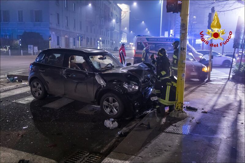 Pauroso incidente stradale tra due auto in viale Bligny, a Milano 2